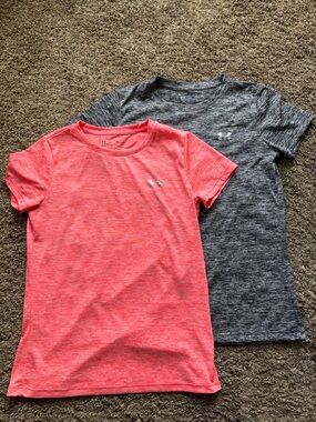 Women’s under armor loose fit shirts bundle of 2